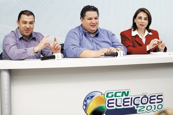 Jornalistas Édson Arantes, Corrêa Neves Jr. e Fernanda Bufoni (a partir da esquerda) participam de sabatina do GCN: iniciativa que merece ser repetida pelo País, em benefício do eleitor